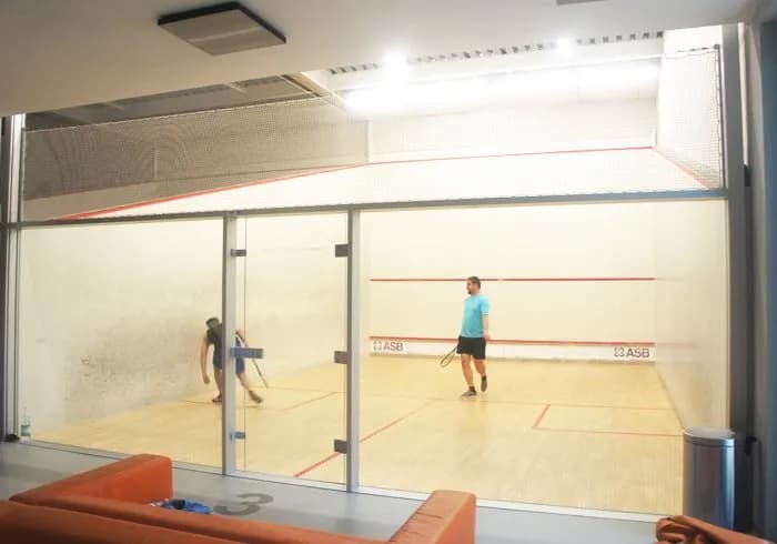 Squash na politechnice: Jak korzystać z kortów i kursów dla studentów