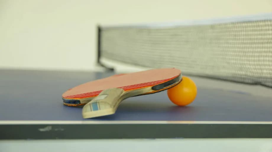 Jakie okładziny do tenisa stołowego wybrać, by poprawić grę?
