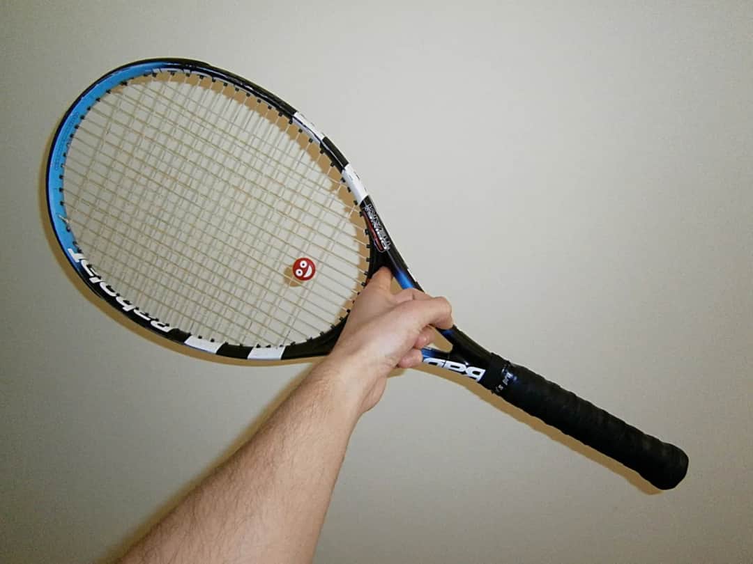 Jak założyć tłumik drgań w rakiecie tenisowej i poprawić komfort gry