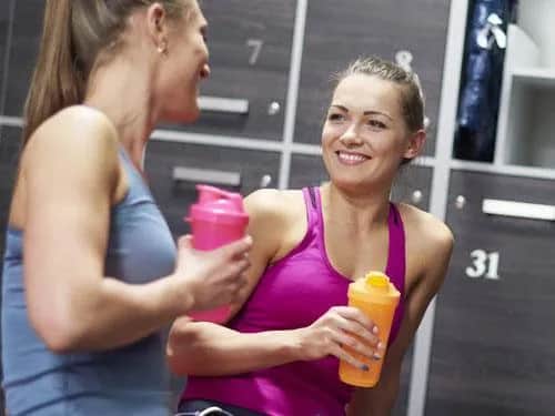 Kiedy pić białko przed czy po treningu, aby maksymalnie zyskać?