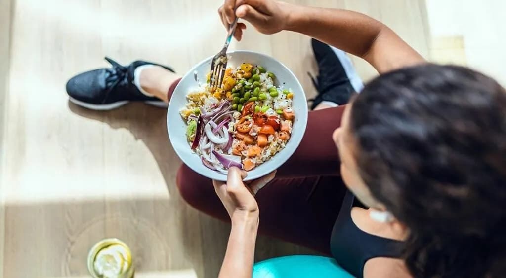 Czy trzeba jeść po treningu? Odkryj, jak uniknąć błędów w diecie