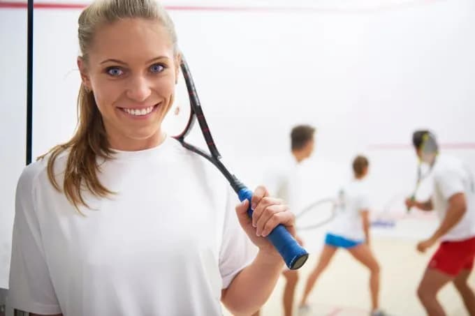 Czy w squasha można grać samemu? Odkryj zalety i ograniczenia treningu solo