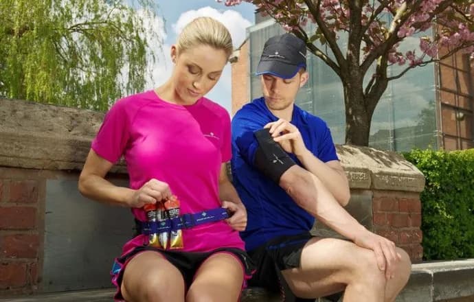 Gdzie telefon podczas biegania? Najlepsze sposoby na komfortowe noszenie