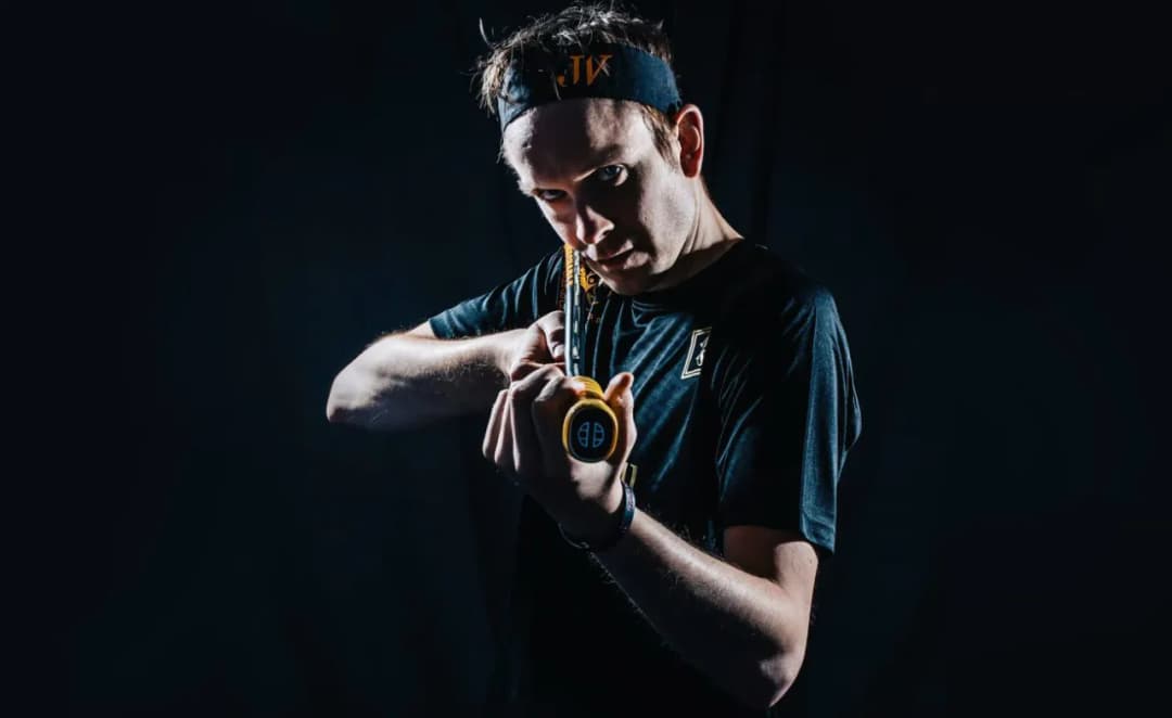 Jaką rakietę do squasha dla średniozaawansowanych wybrać, by poprawić grę?