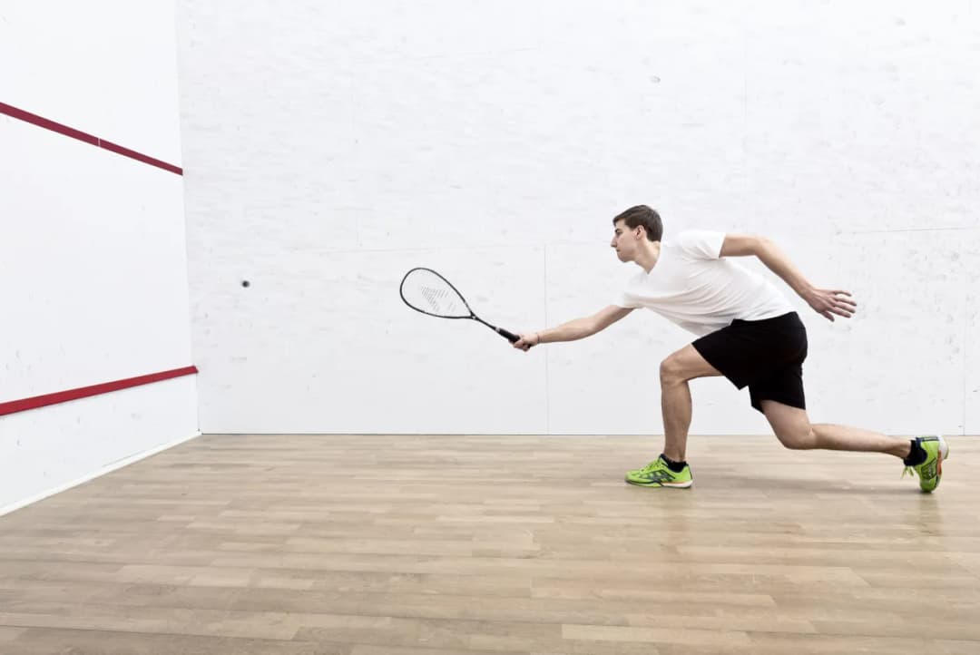 Na czym polega gra w squasha? Poznaj zasady i strategie gry