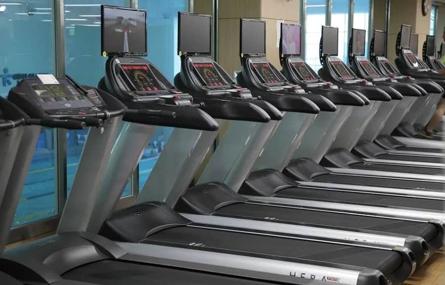 Czy warto kupić bieżnię do domu? Odkryj zalety i wady zakupu