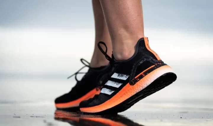 Czy buty do biegania powinny być większe, aby uniknąć kontuzji?