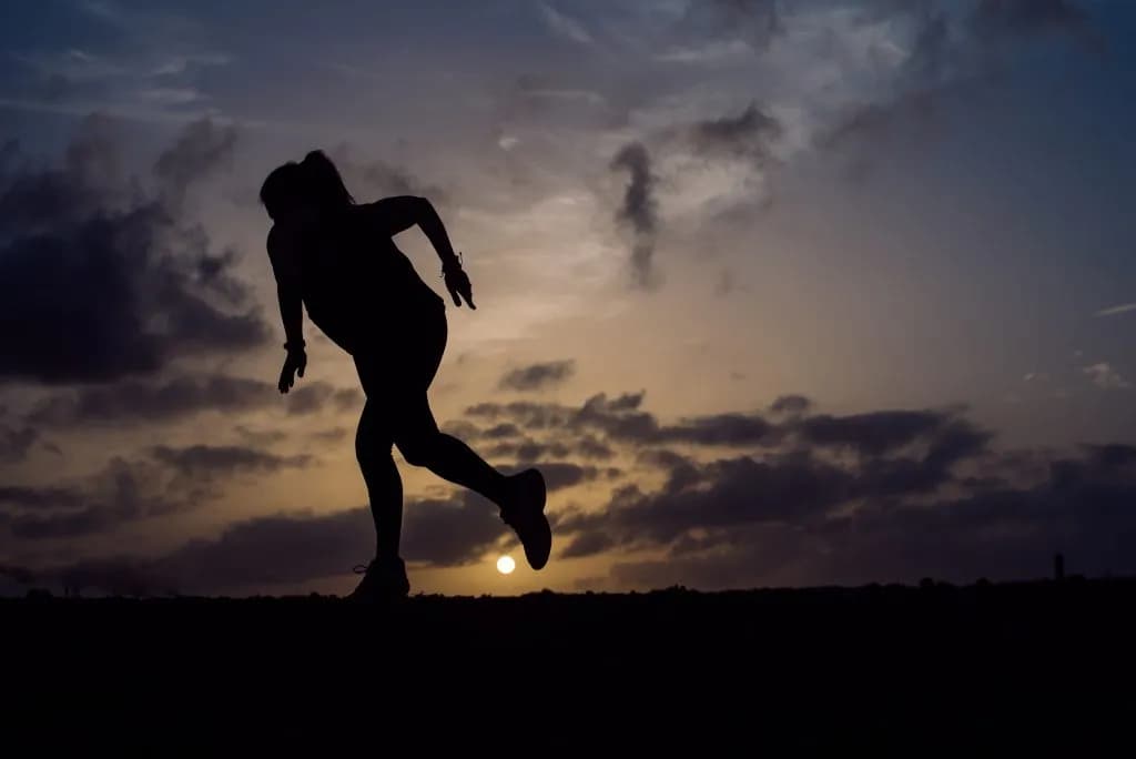 Kiedy lepiej biegać rano czy wieczorem? Odkryj kluczowe różnice