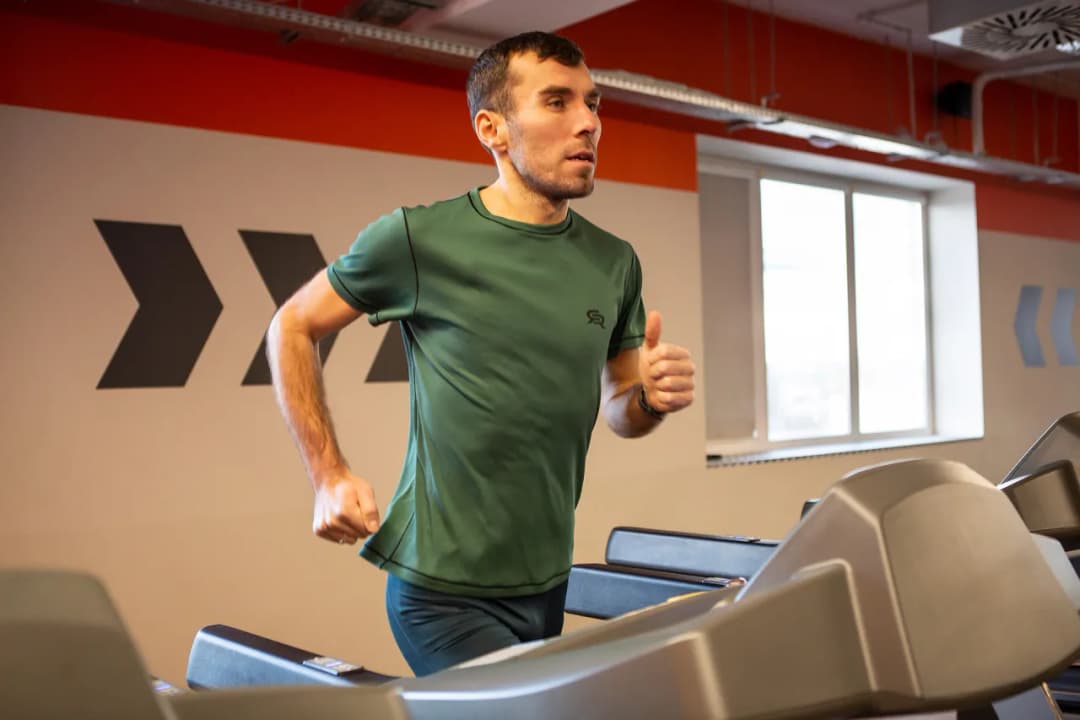 Jaka prędkość na bieżni? Odkryj idealne tempo dla siebie