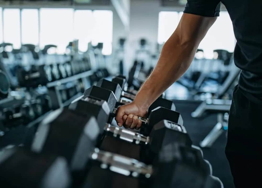 Testosteron przed czy po treningu: Kiedy osiągniesz najlepsze efekty?